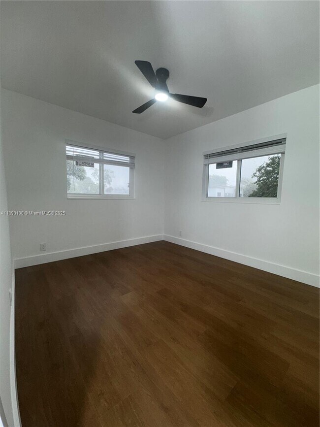 Building Photo - 1460 SW 24th Ct