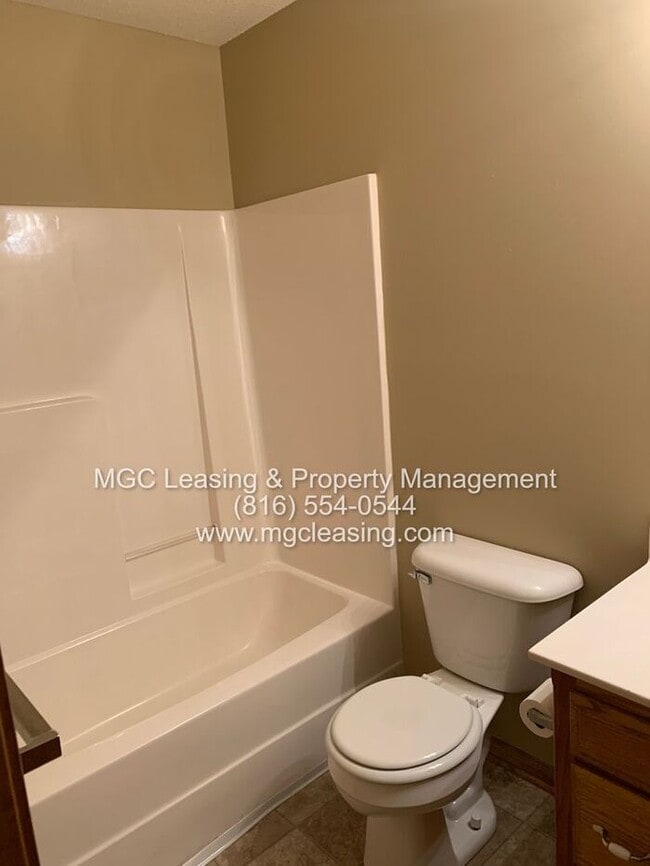 Building Photo - A Bright, Comfortable Split-Level Home in a Convenient Raymore Location