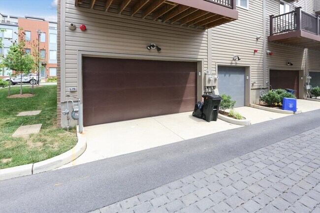 Building Photo - Luxury END-UNIT garage townhouse - 4BD/4.5BA!