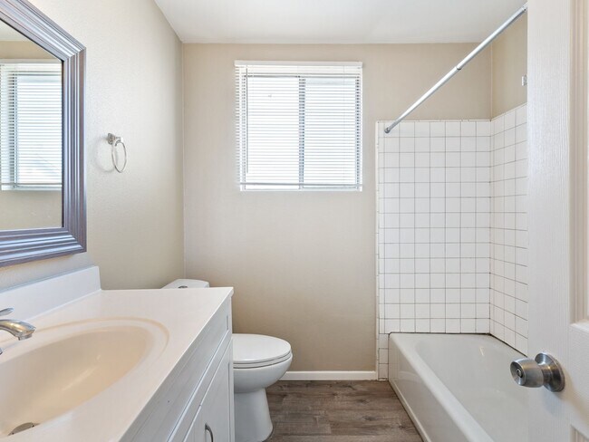 Building Photo - 1050 Gaviota Ave