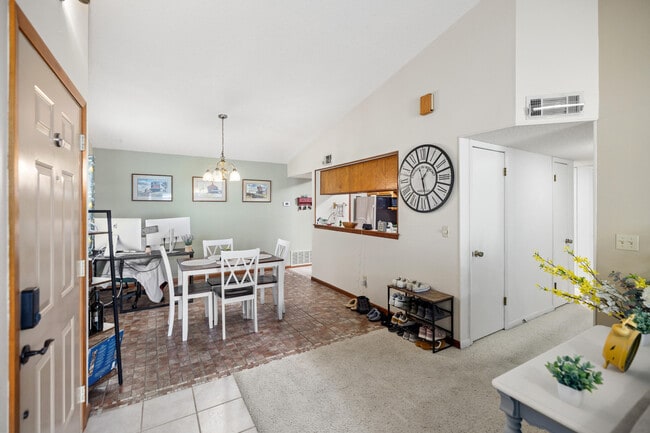 Building Photo - 206 Cedar Ridge Way