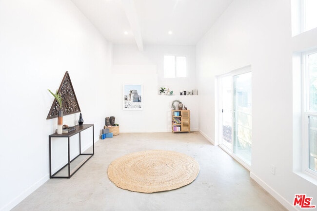 Building Photo - 2210-2214 Echo Park Ave