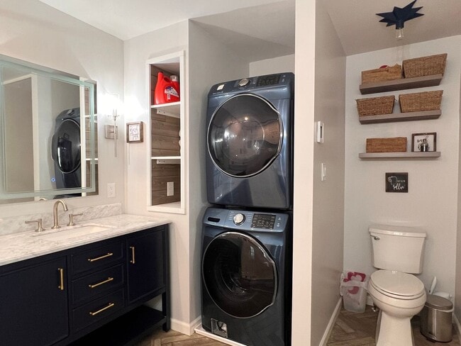 Building Photo - Heart's Desire End Unit Townhome 2700+ SqFt - Lowes Island