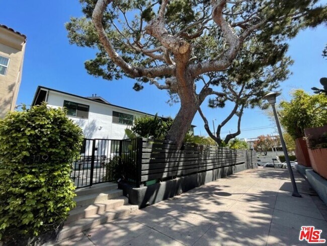 Building Photo - 119 Paloma Ave