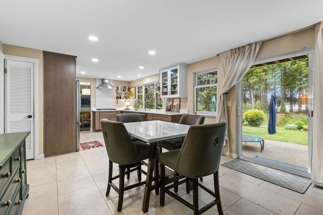 Building Photo - University Place 4 Bed/3 Bath