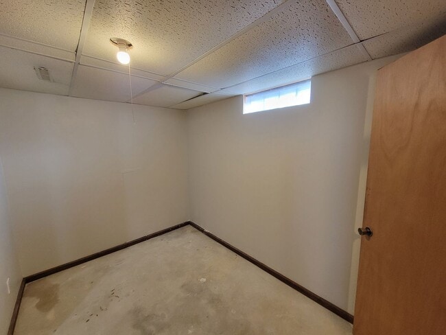 Building Photo - 3 Bedroom House with Large Garage