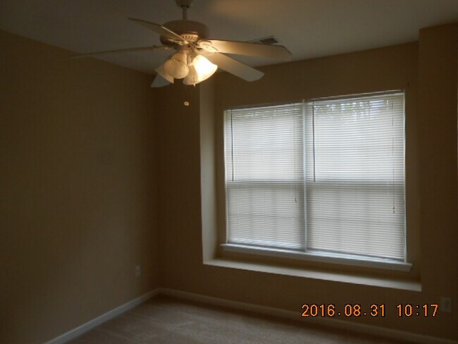 Building Photo - Renovated Three Bedroom Townhome in Townes of Buckwalter