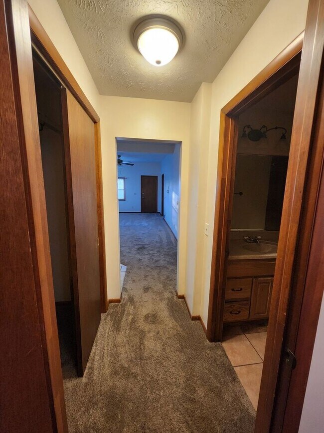 Building Photo - Lovely 3BD/1BA Home in Council Bluffs