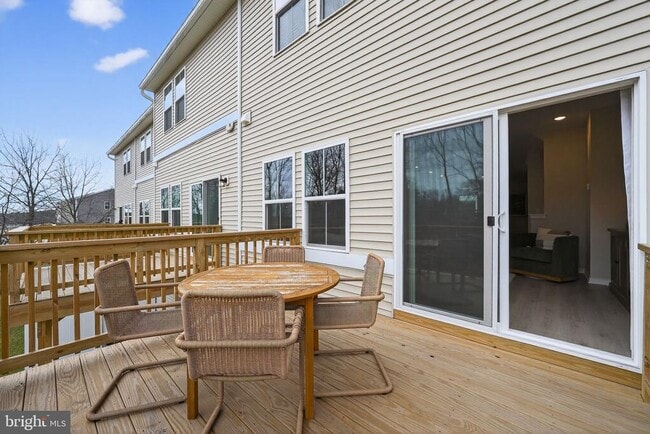 Building Photo - 44 Basswood St