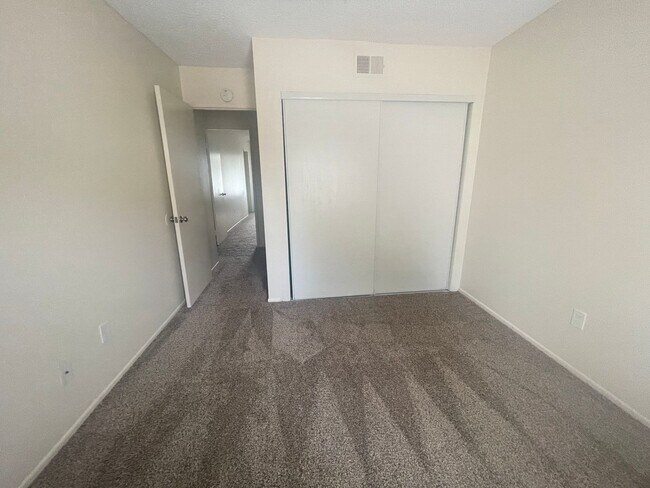 Building Photo - 3 bedroom 2 bathroom Condo in Riverside