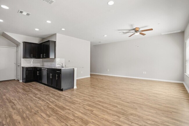 Building Photo - 516 E Slaughter Ln