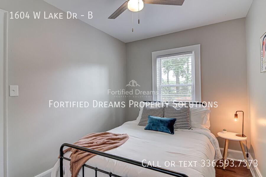 Building Photo - 1604 W Lake Dr