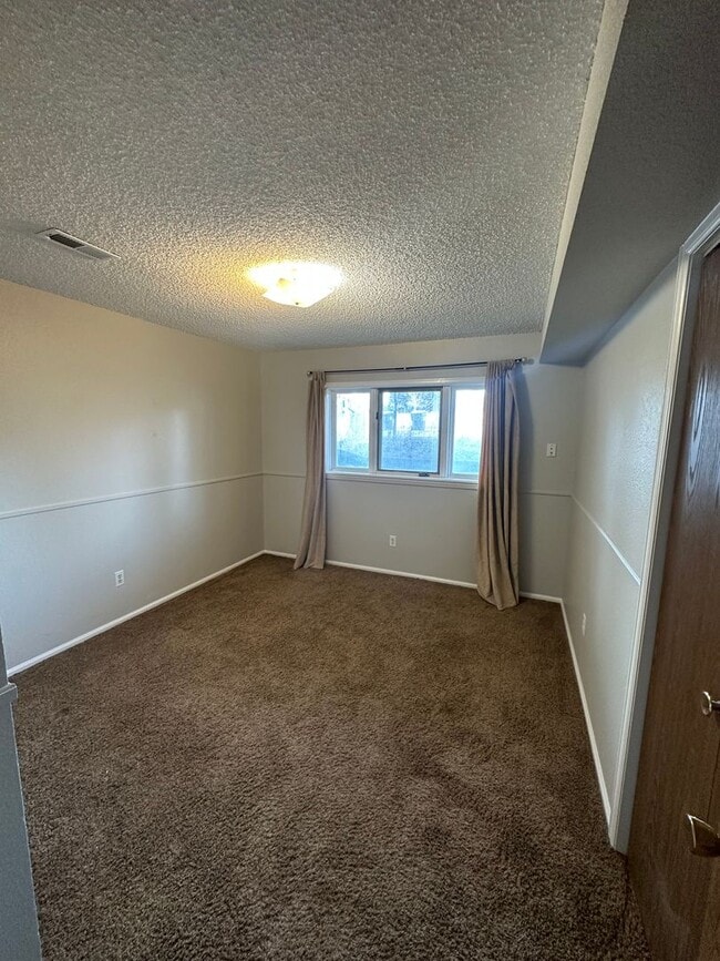 Building Photo - 2 BEDROOM, 1 BATHROOM, TOWNHOME IN THE AVE...