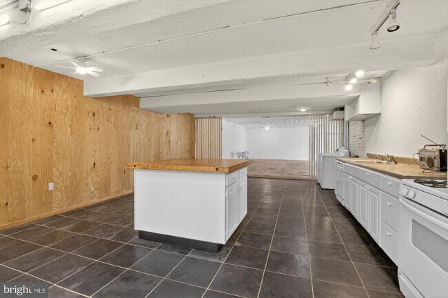 Building Photo - 2512 E Lehigh Ave