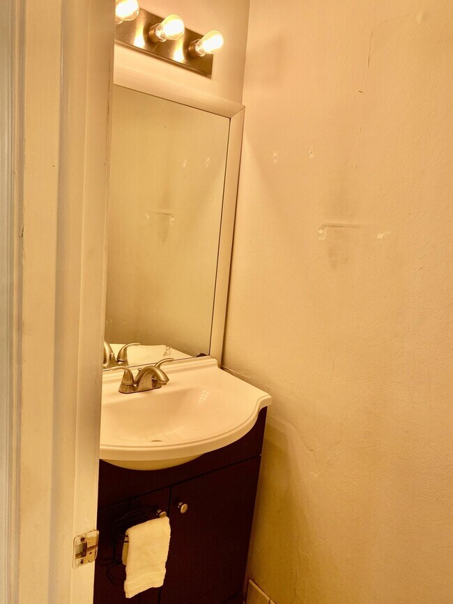 Building Photo - 1602 Montauk Dr