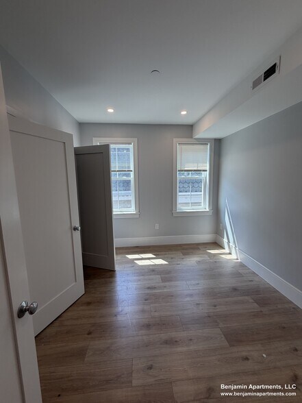 Building Photo - 124 Kenrick St