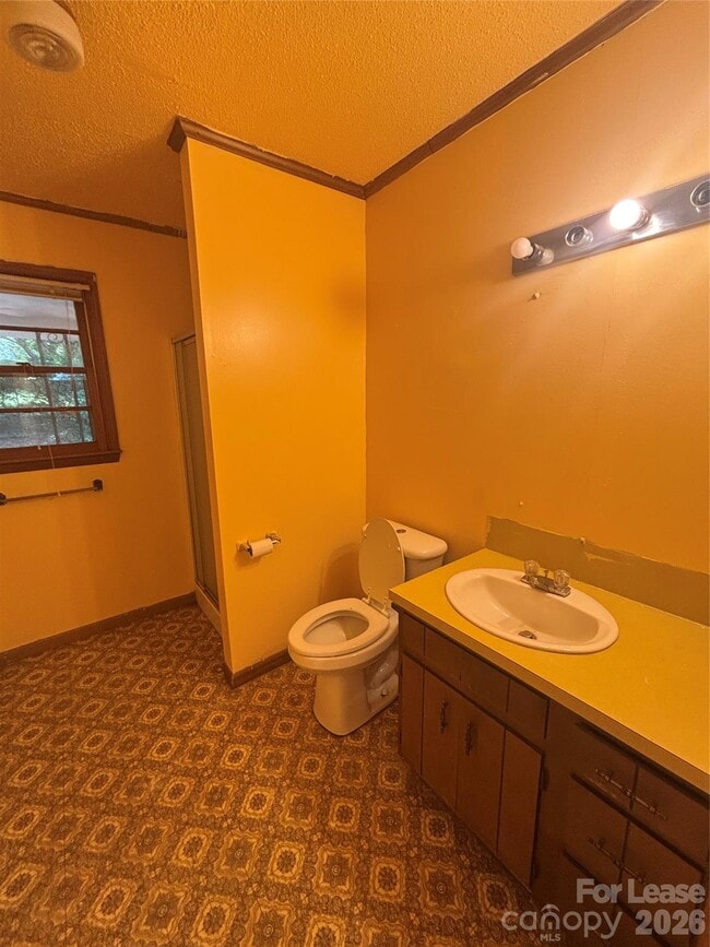 Building Photo - 724 Oakdale Dr