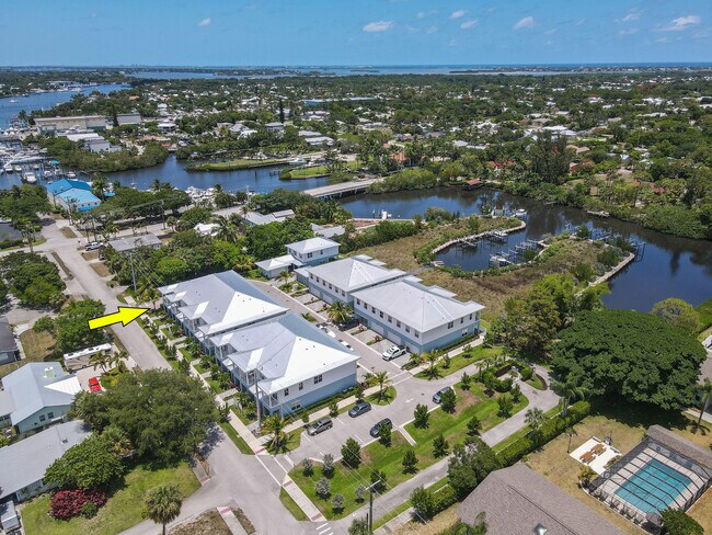 Building Photo - 4650 SE Manatee Way