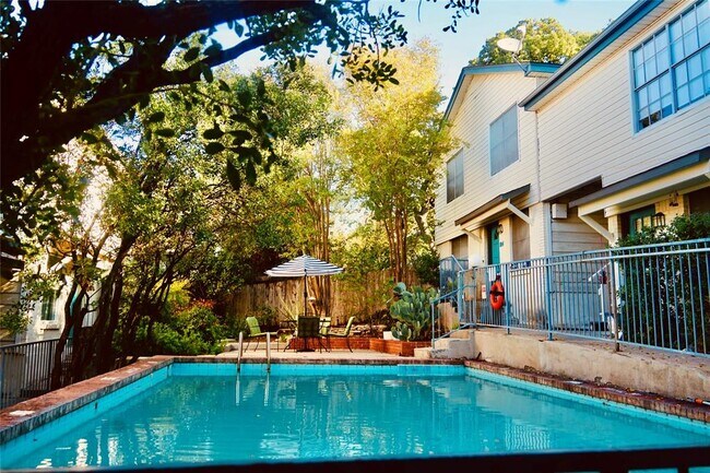 Building Photo - 3902 Peterson Ave