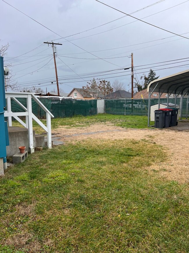 Building Photo - SIngle Family 2 Bedroom 1 Bath Home on Lar...