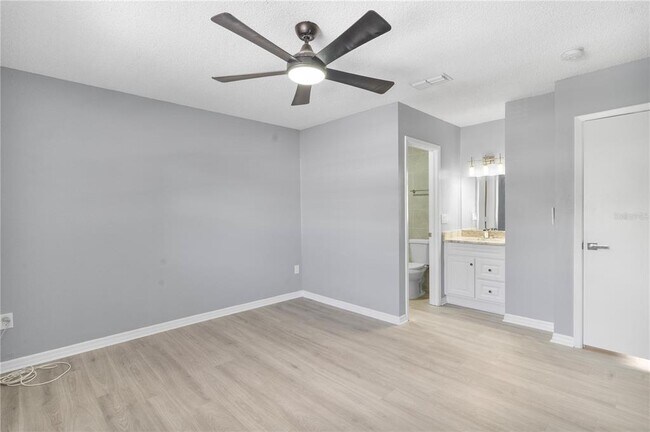 Building Photo - 10132 Lake Oak Cir