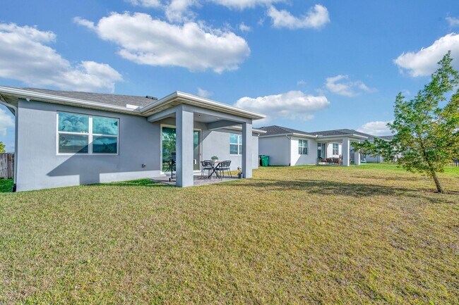 Building Photo - 10142 SW Orana Dr