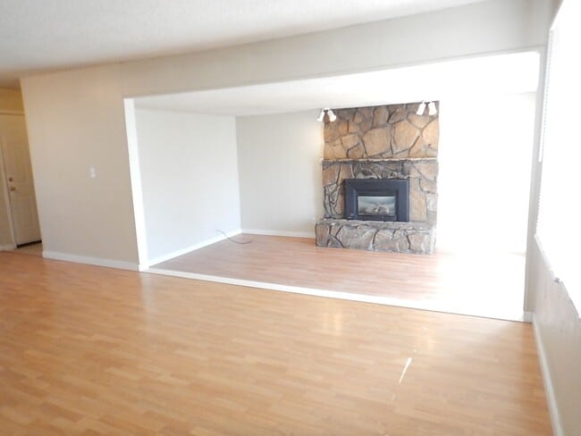 Building Photo - *PRICE IMPROVEMENT!* 3 Bed, 1 Bath House -...