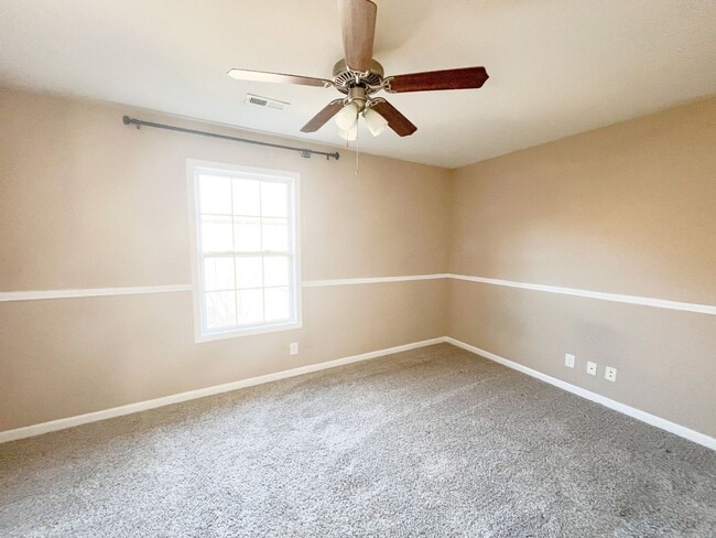 Building Photo - 2 Bedroom 1.5 Bath Townhome