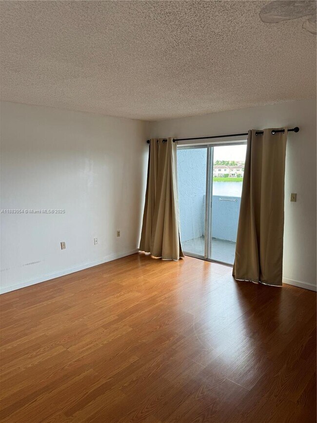 Building Photo - 9363 Fontainebleau Blvd