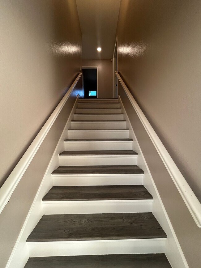 Building Photo - Spacious 4bed/3bath House for rent