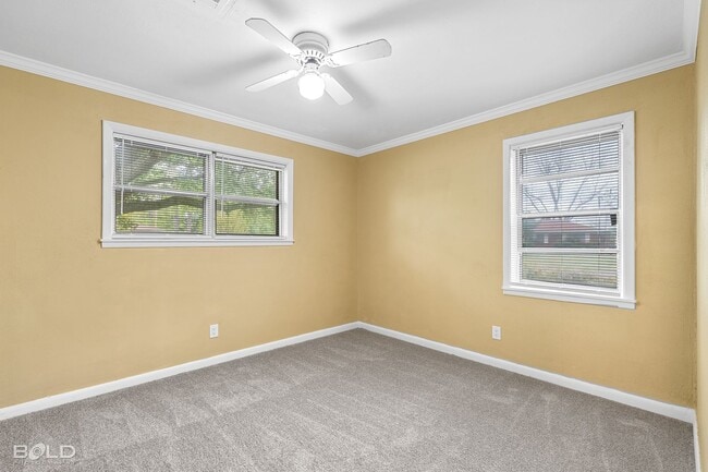 Building Photo - Check Out this 3 bed 2 bath!!