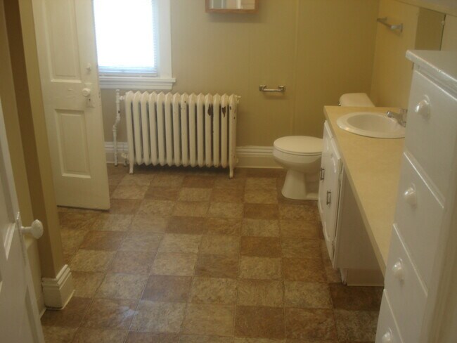 Building Photo - 206 Burr