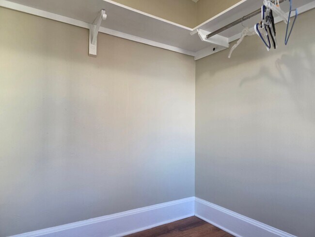 Building Photo - No Brokers Fee, In-Unit Laundry, Eat-in Kitchen, Large bedrooms, 3 Full Bathrooms