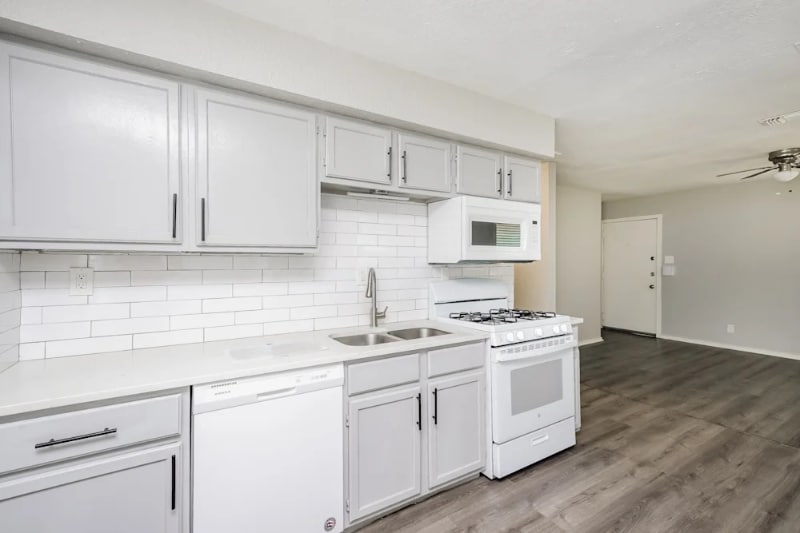 Building Photo - 5111 Royal Dr