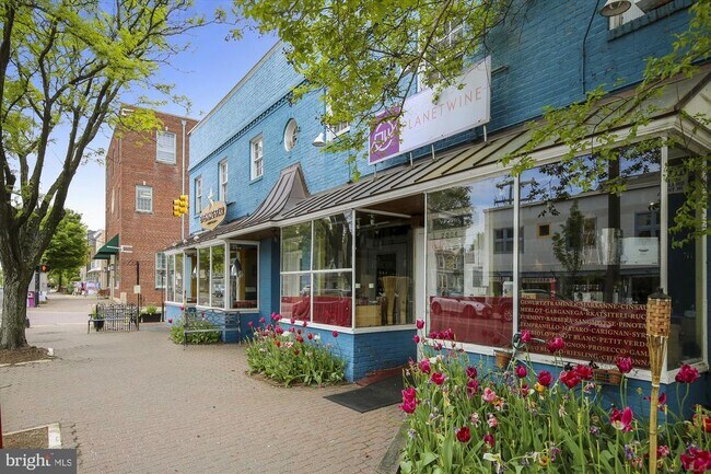 Building Photo - 811 N Columbus St