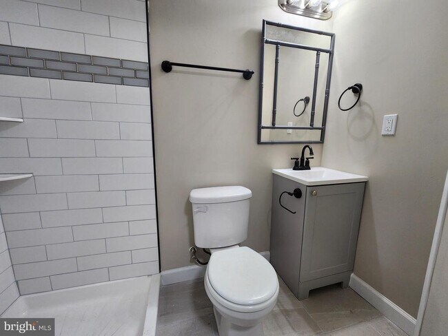 Building Photo - 1925 Ewald Ave