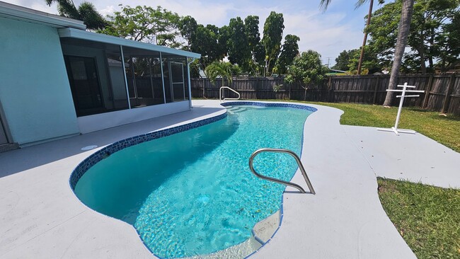 Building Photo - EGAD! Pool home located close to Downtown ...