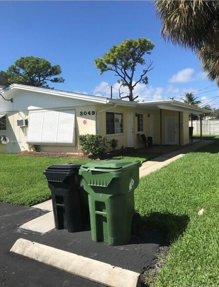 Lush green lawn - 3049 NE 20th Ter