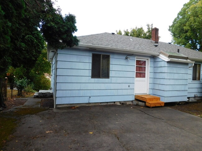 Building Photo - 4Bd/1.5Ba Two Story Home - Available to View!