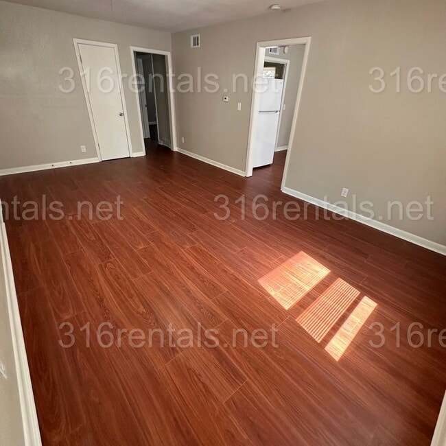 Building Photo - $895 - 2 bedroom / 1 bathroom Single Famil...