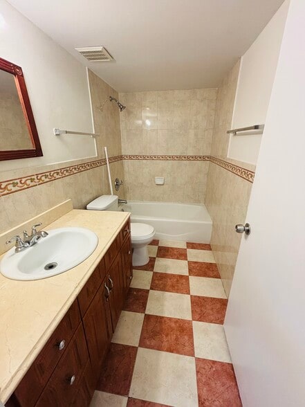 Master bath - 1331 W 51st Pl