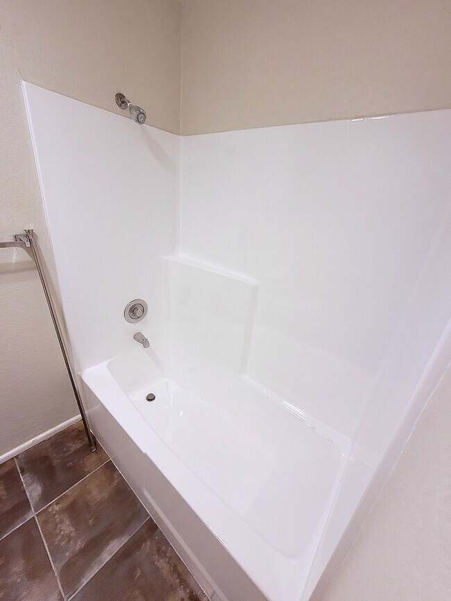 Full Bath - 3962 Haines St