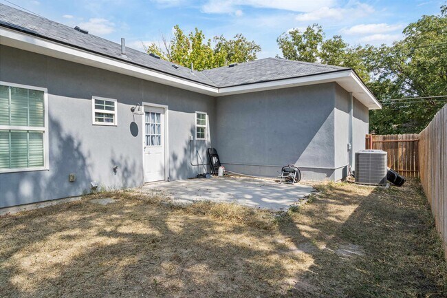 Building Photo - 200 Wallen St