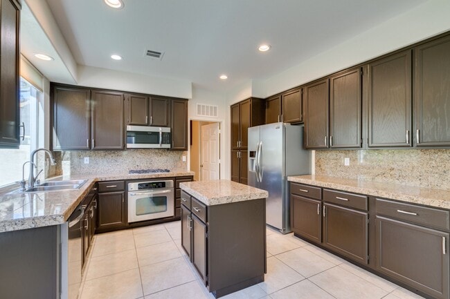 Building Photo - Immaculate 3 bedroom house with a Loft in ...
