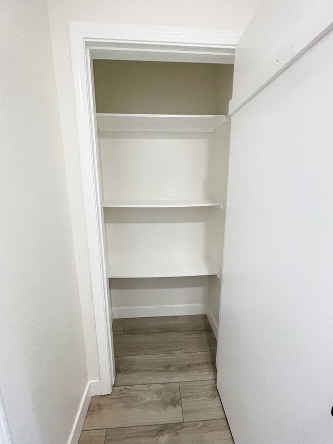 Building Photo - 3 bedroom 2 bath home in desired neighborhood