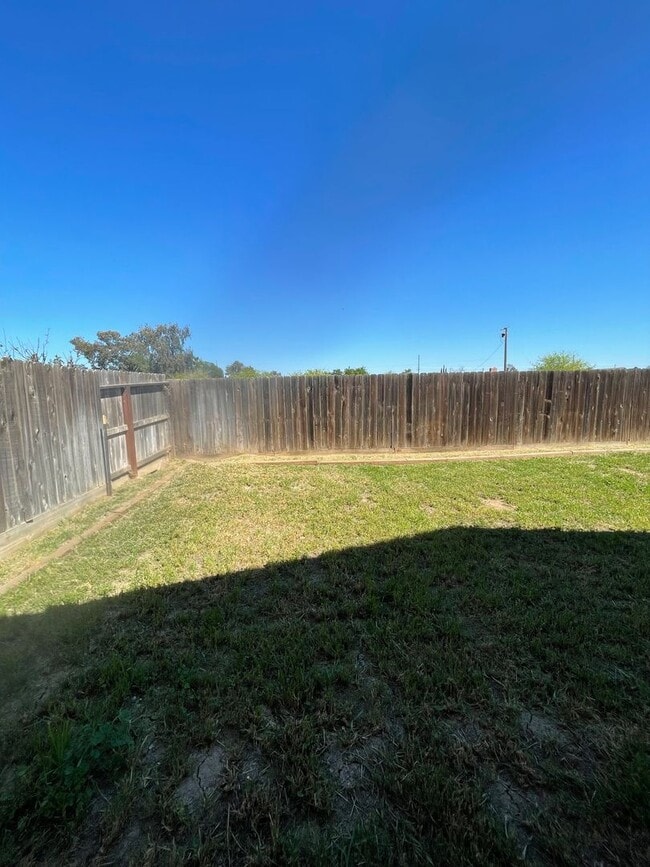 Building Photo - MOVE-IN READY – THIS ONE WILL GO FAST!