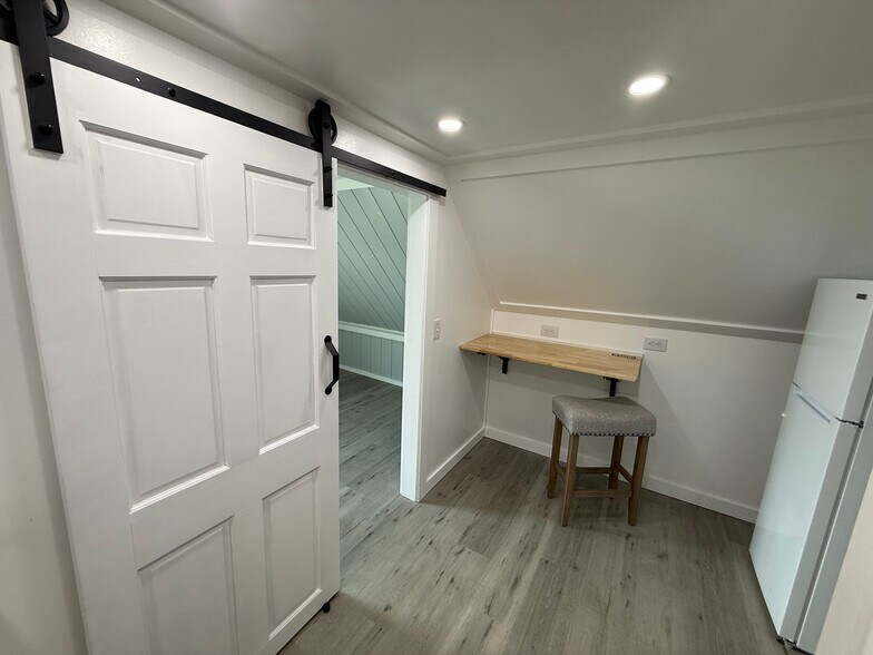 Building Photo - 168 Elm St