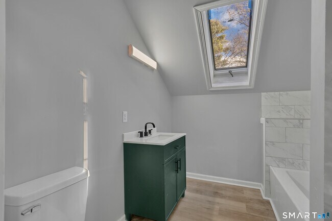 Building Photo - 194 Hartford Rd