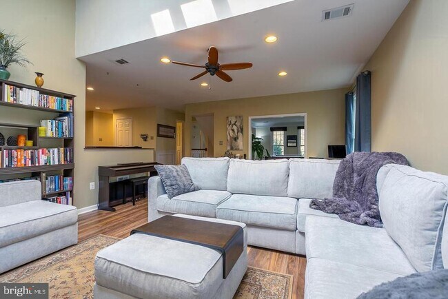 Building Photo - 1700 Abbey Oak Dr