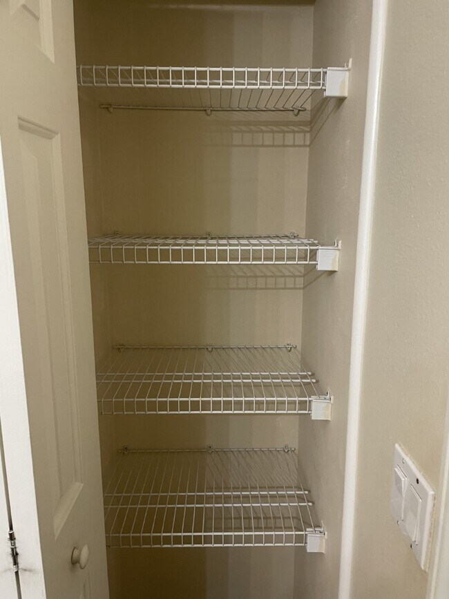 Building Photo - 3 Bedroom, 2 Bath Available Now in Beautif...